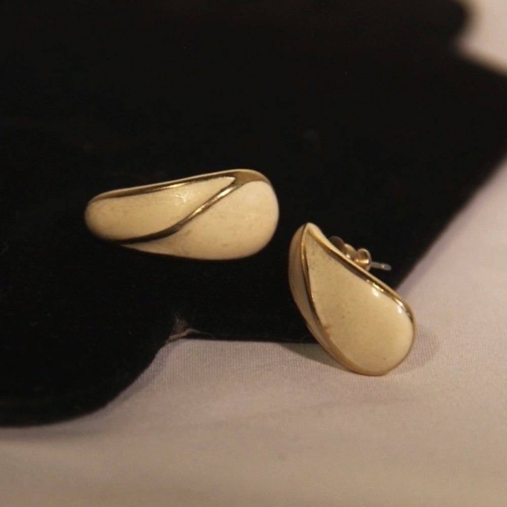 Vintage Trifari Cream Enamel Gold Tone Romantic Post Earrings‎ 1 Inch